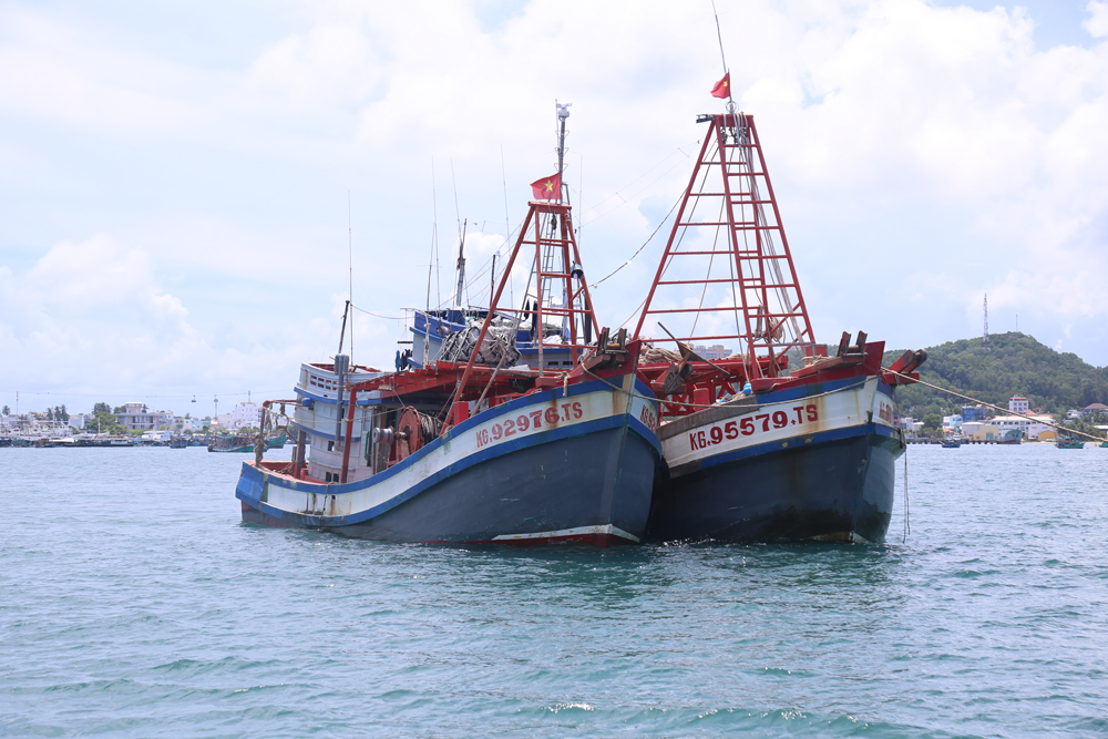 Vietnam: Two ships seized 30,000 litres of unknown origin diesel oil
