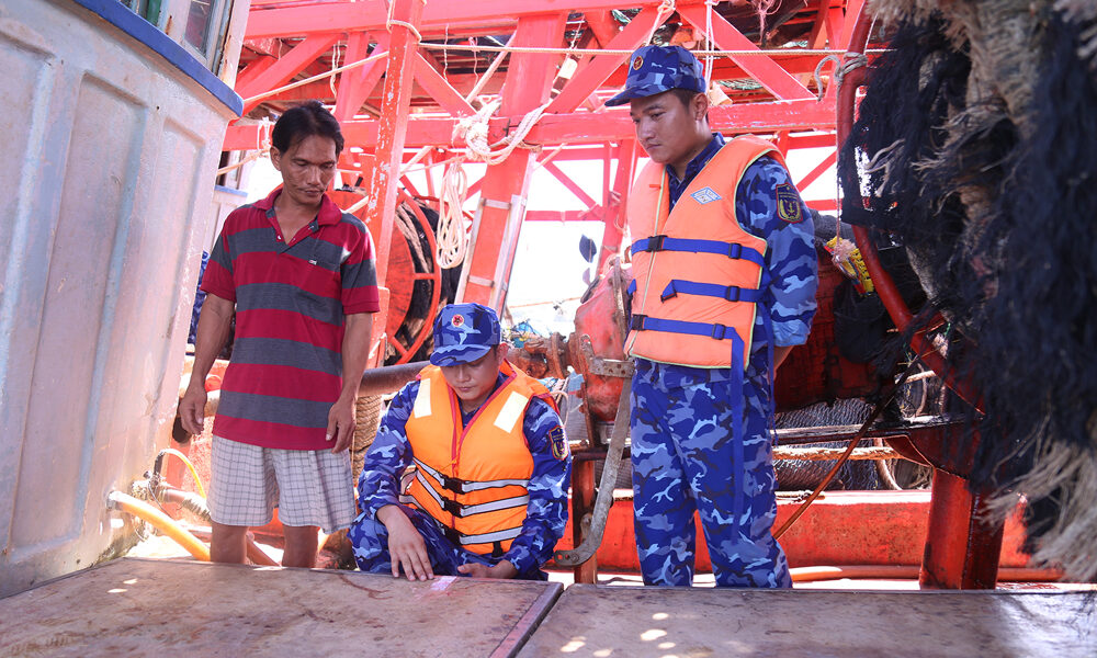 Vietnam: Two ships seized 30,000 litres of unknown origin diesel oil