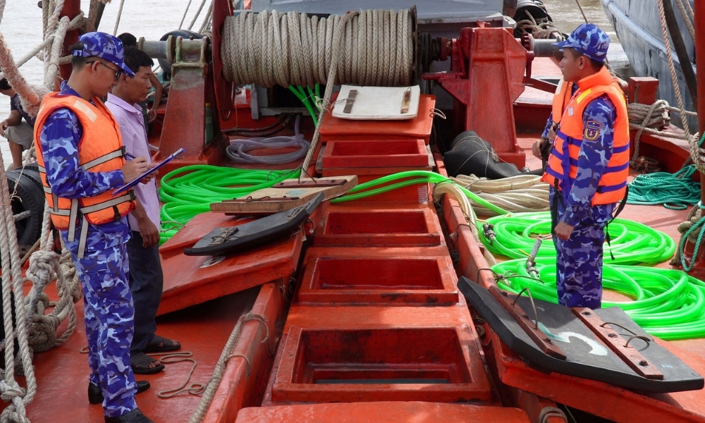 Vietnam: Fishing vessel arrested over 200,000 litres of unknown origin diesel oil 26 Vietnam: Fishing vessel arrested over 200,000 litres of unknown origin diesel oil