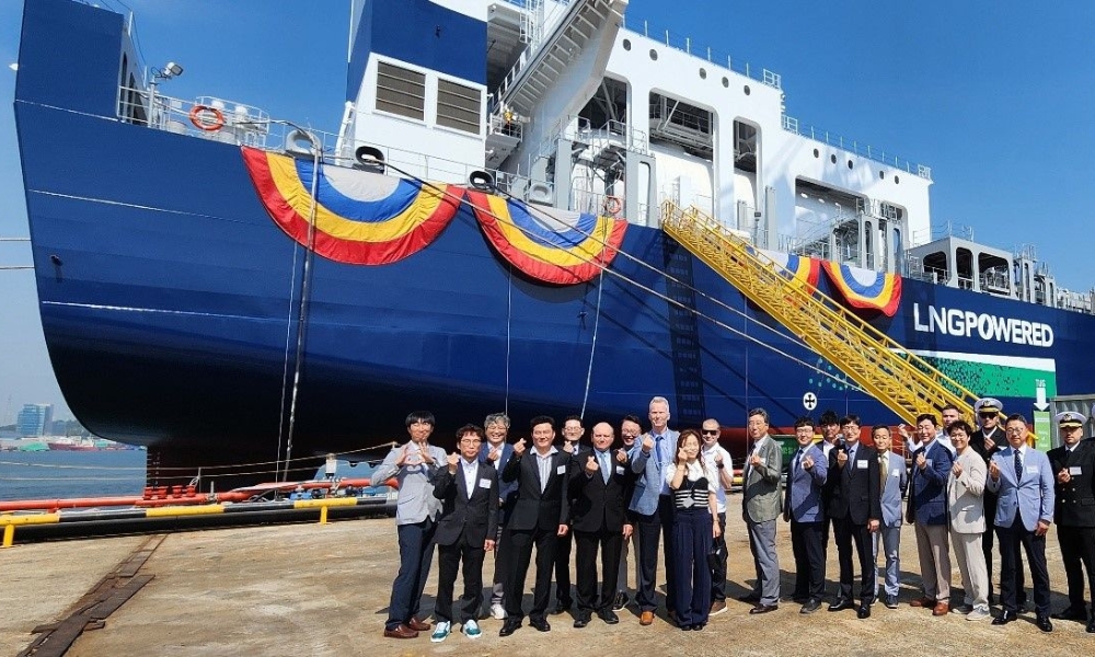 CMA CGM takes delivery of fourth LNG-fuelled containership 26 CMA CGM takes delivery of fourth LNG-fuelled containership
