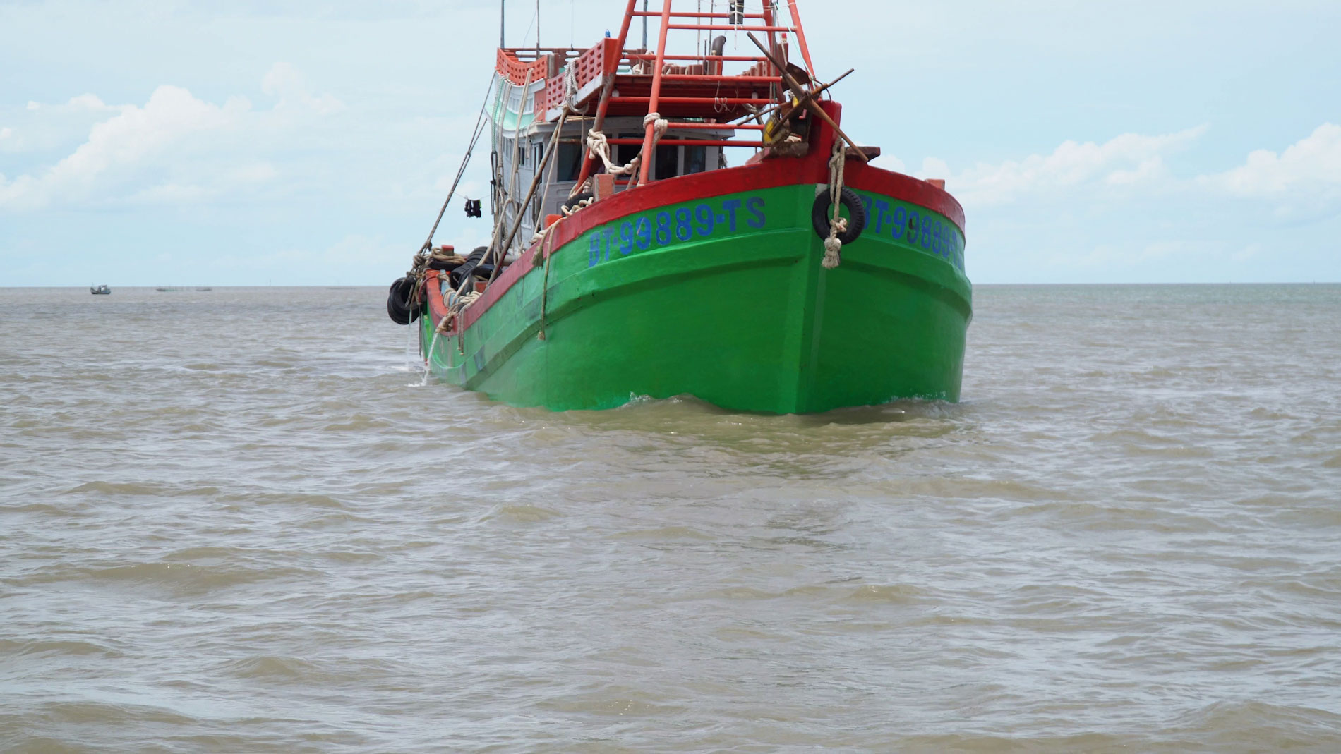 Vietnam: Fishing vessel arrested over 200,000 litres of unknown origin diesel oil 