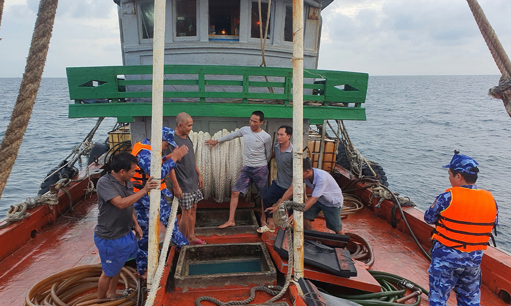 Vietnam: Fishing vessel TH-92237-TS arrested over 80,000 litres of illegal diesel oil 26 Kiem tra huong tien