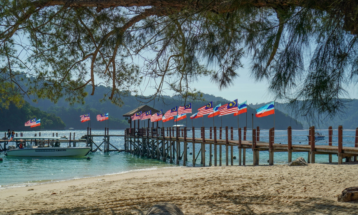 Malaysia: SOGDC and Gibson Shipbrokers to consider LNG bunkering in Sabah 26 Malaysia: SOGDC and Gibson Shipbrokers to consider LNG bunkering in Sabah