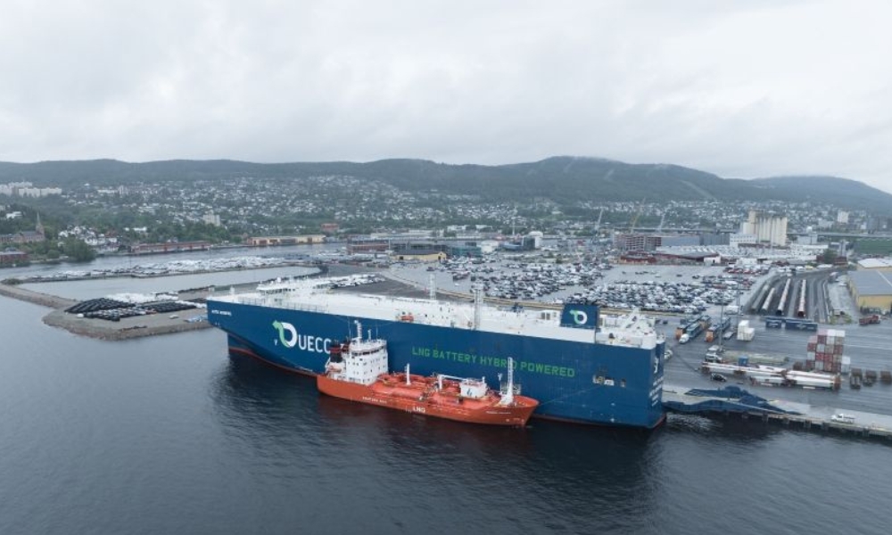 UECC “Auto Achieve” receives first LNG bunker fuel delivery by barge in home country