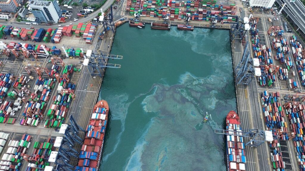 [Updated 27 Aug] Hong Kong: Bunker spill at HIT container terminal in ...