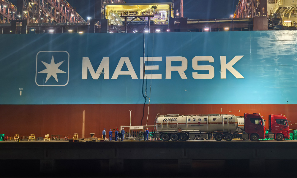 Sinopec successfully completes largest methanol bunkering operation in China 26 Sinopec methanol delivery to Maersk (night time)