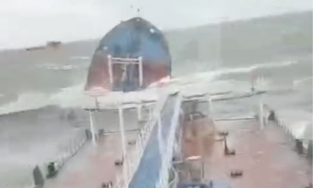 Oil spills into Kerch Strait after Russian tanker splits in half during storm 26 Oil spills into Kerch Strait after Russian tanker splits in half during storm