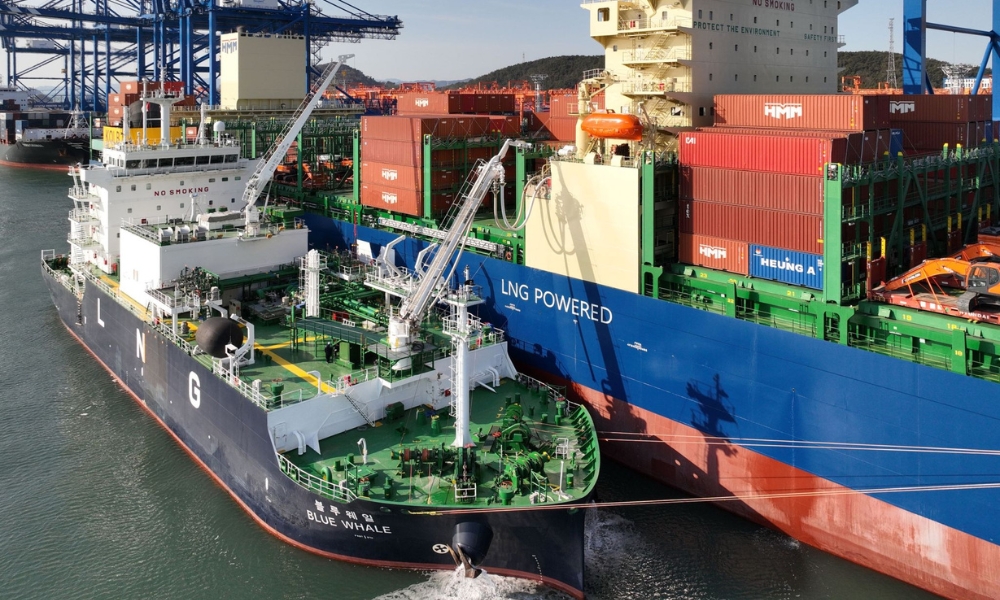 HMM containership completes first commercial STS LNG bunkering op in South Korea
