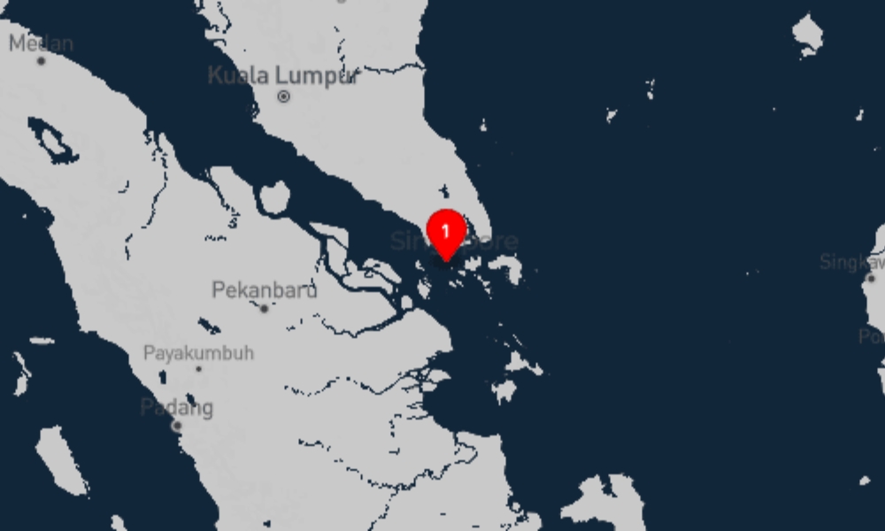 Hong Kong-flagged bulker heading to Singapore boarded by armed group off Indonesia