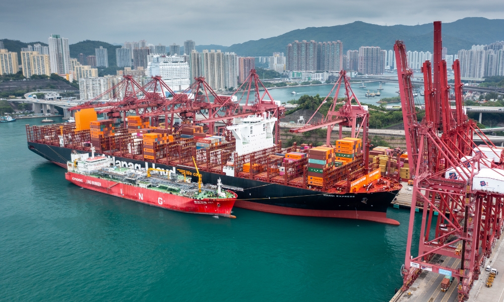 CLPe and CNOOC achieve first SIMOPS LNG bunkering operation in Hong Kong