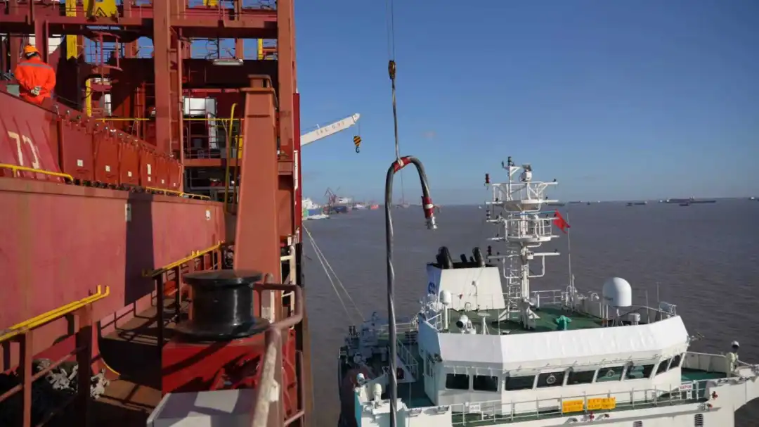 China: Shanghai Port hosts large-scale methanol bunkering operation of Cosco boxship 27 640 (84)
