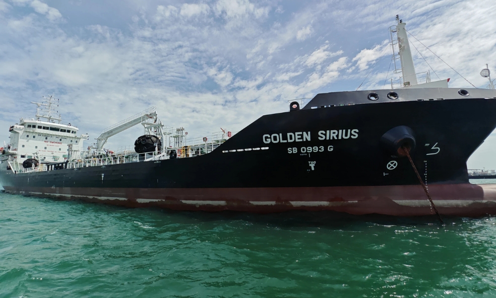 Singapore: Golden Island completes B100 biofuel bunkering ops to Maersk vessels