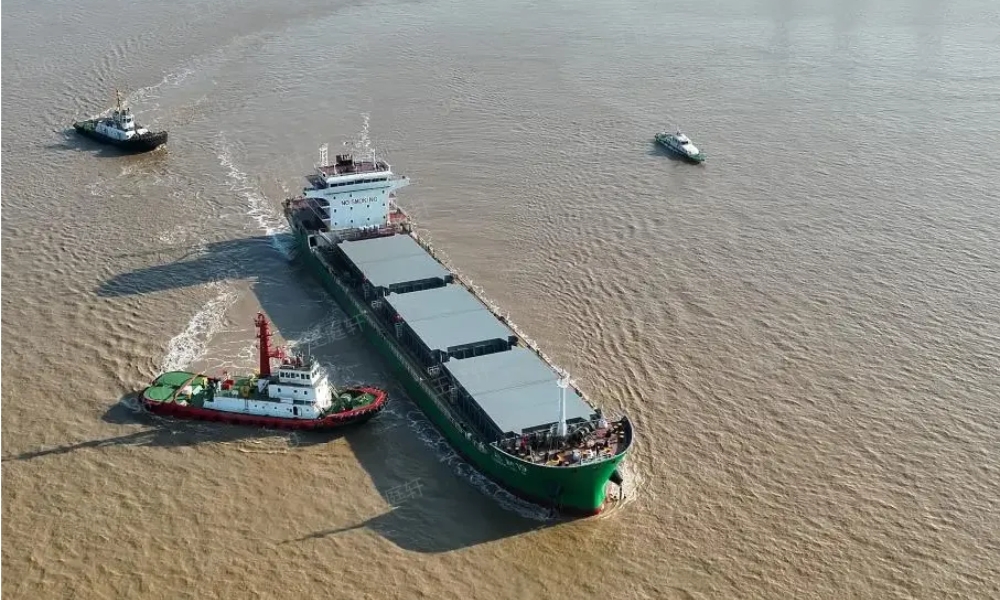 China's first methanol-powered river-sea direct vessel begins maiden voyage