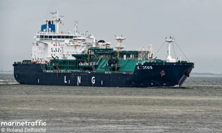 LNG bunkering ship damaged after being struck by falling containers in ...