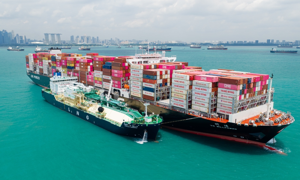 Yang Ming’s new boxship completes first LNG bunkering operation in Singapore