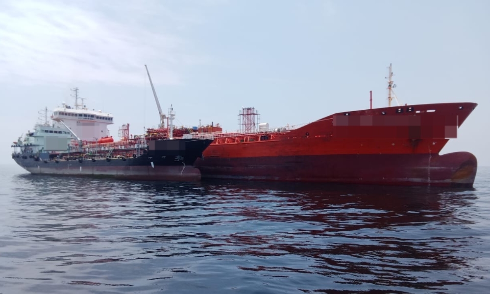 Malaysia: MMEA detains two oil tankers for illegal STS bunkering operation off Pulau Jarak