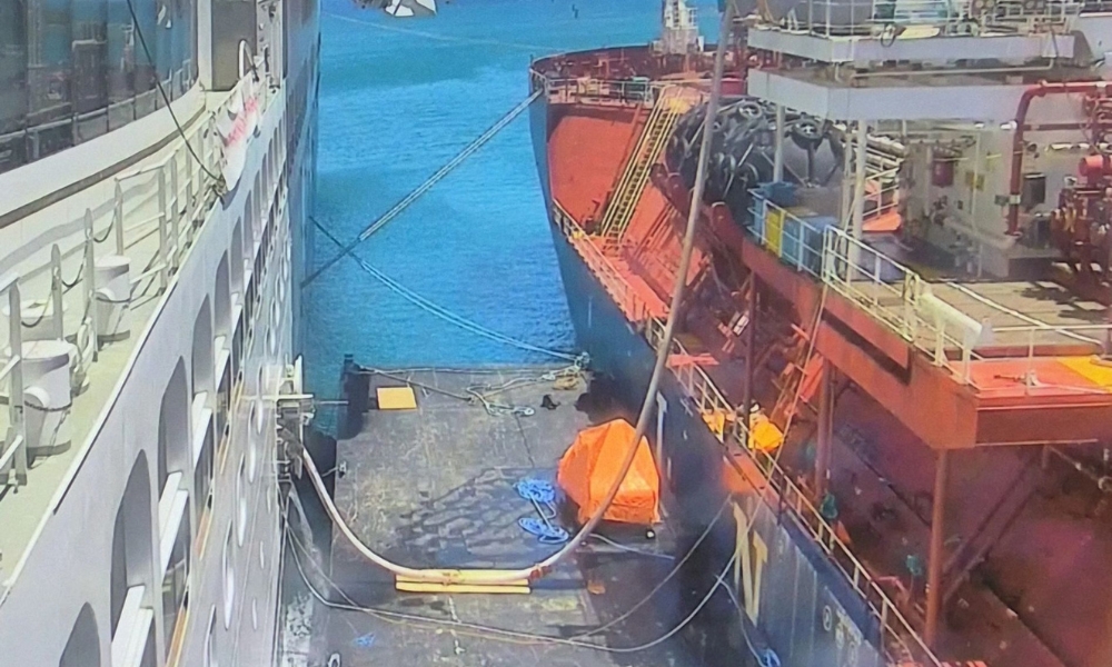 Roatán marks first STS LNG bunkering operation with Carnival cruise ship