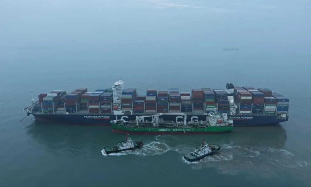 Shanghai port completes first simultaneous two-vessel, two-fuel green bunkering operation