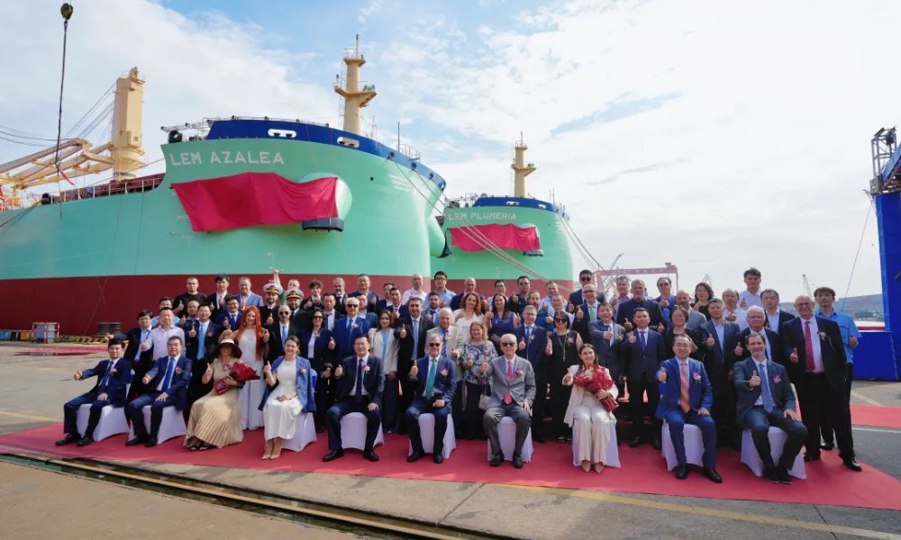 China's first domestically developed Ultramax methanol dual-fuel bulker pair named